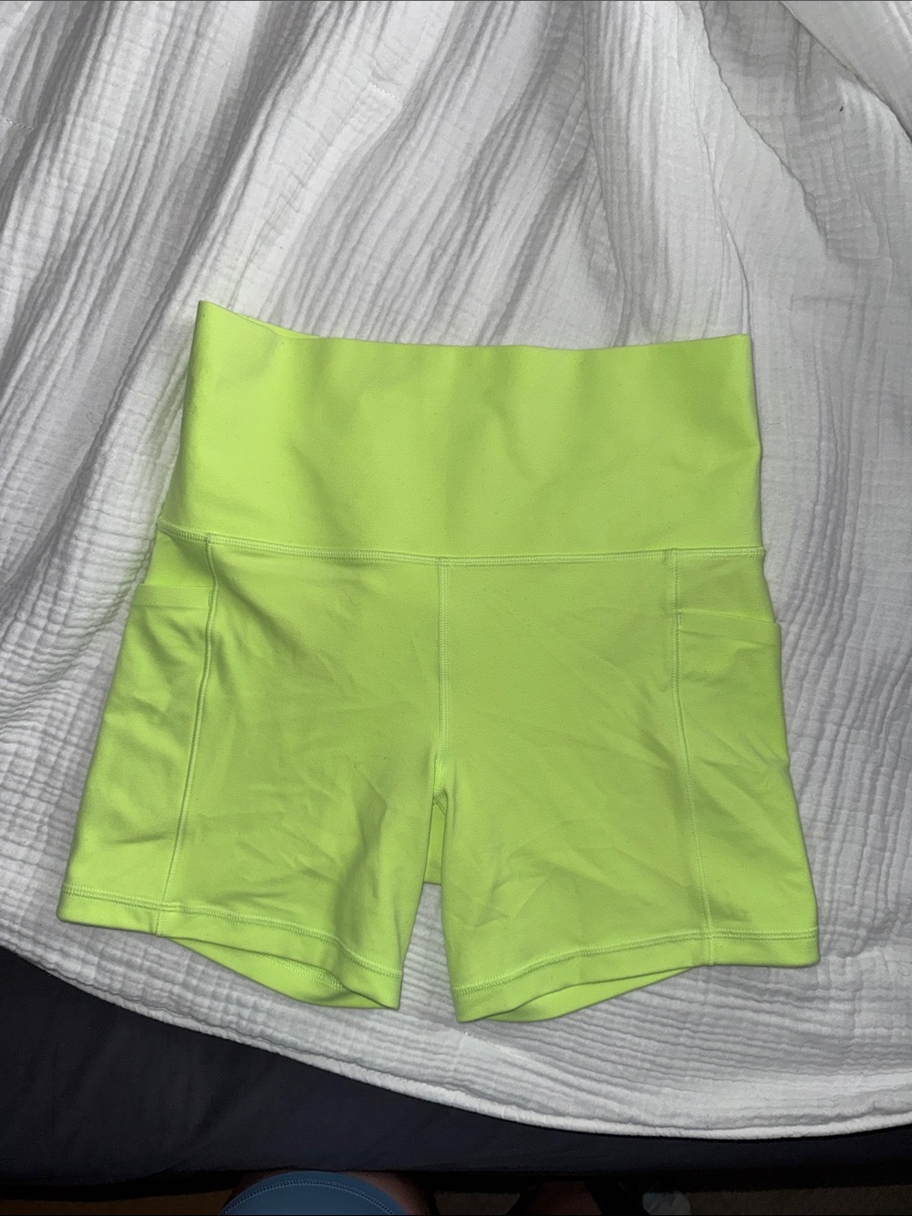 Athleta salutation stash 5” short lime green small